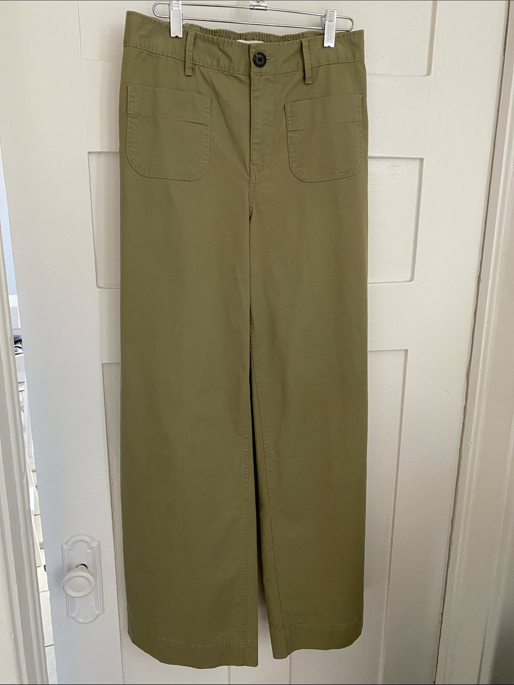 Sage green casual pants, front and back pockets. Size 0-2. Never worn. $10